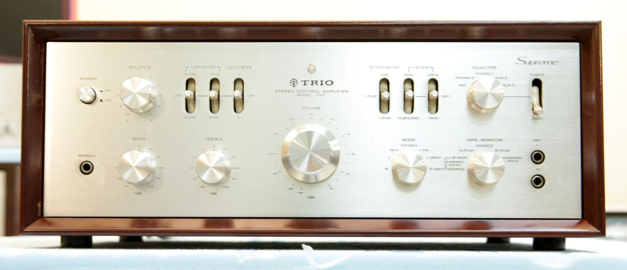 Купить Предварительный усилитель TRIO 700C