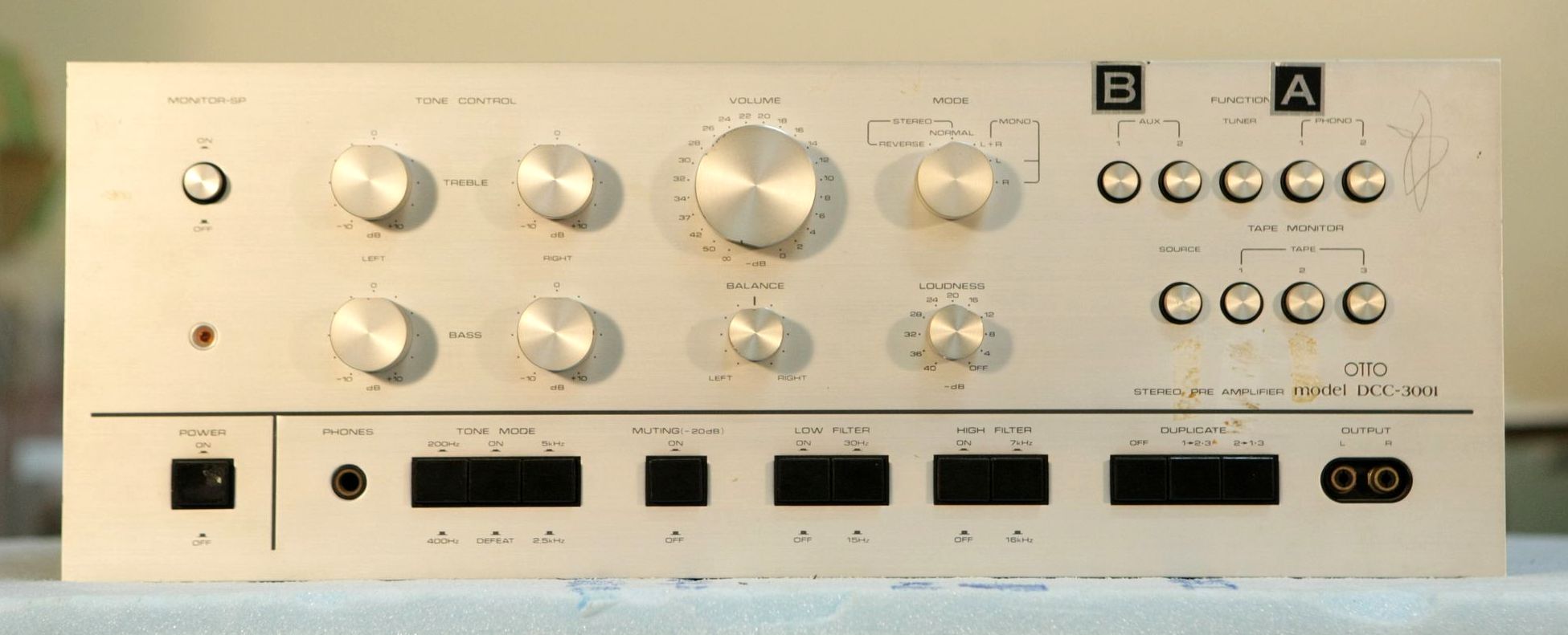 Купить Предварительный усилитель SANYO DCC-3001