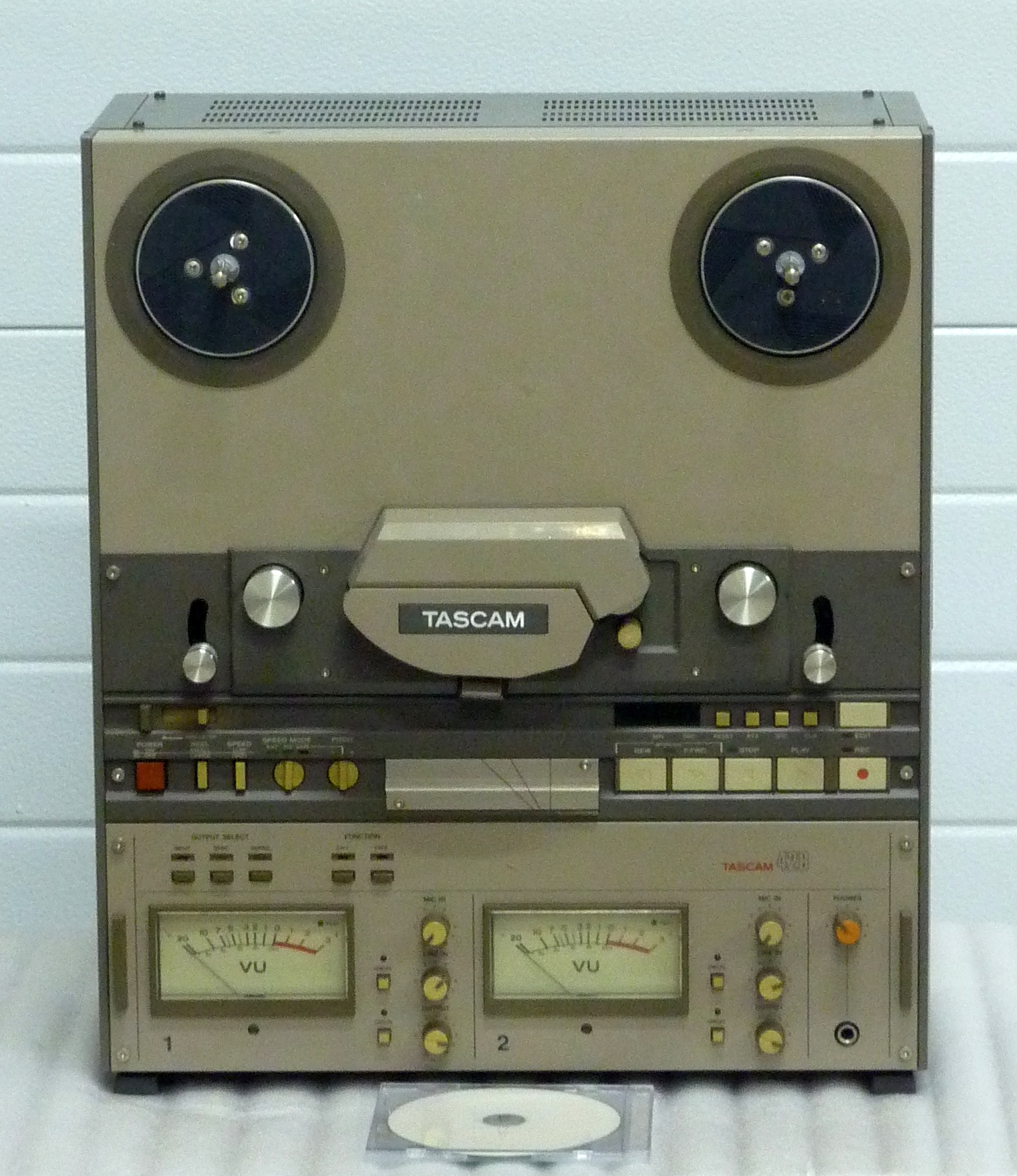 Купить Катушечный магнитофон TEAC T-89265