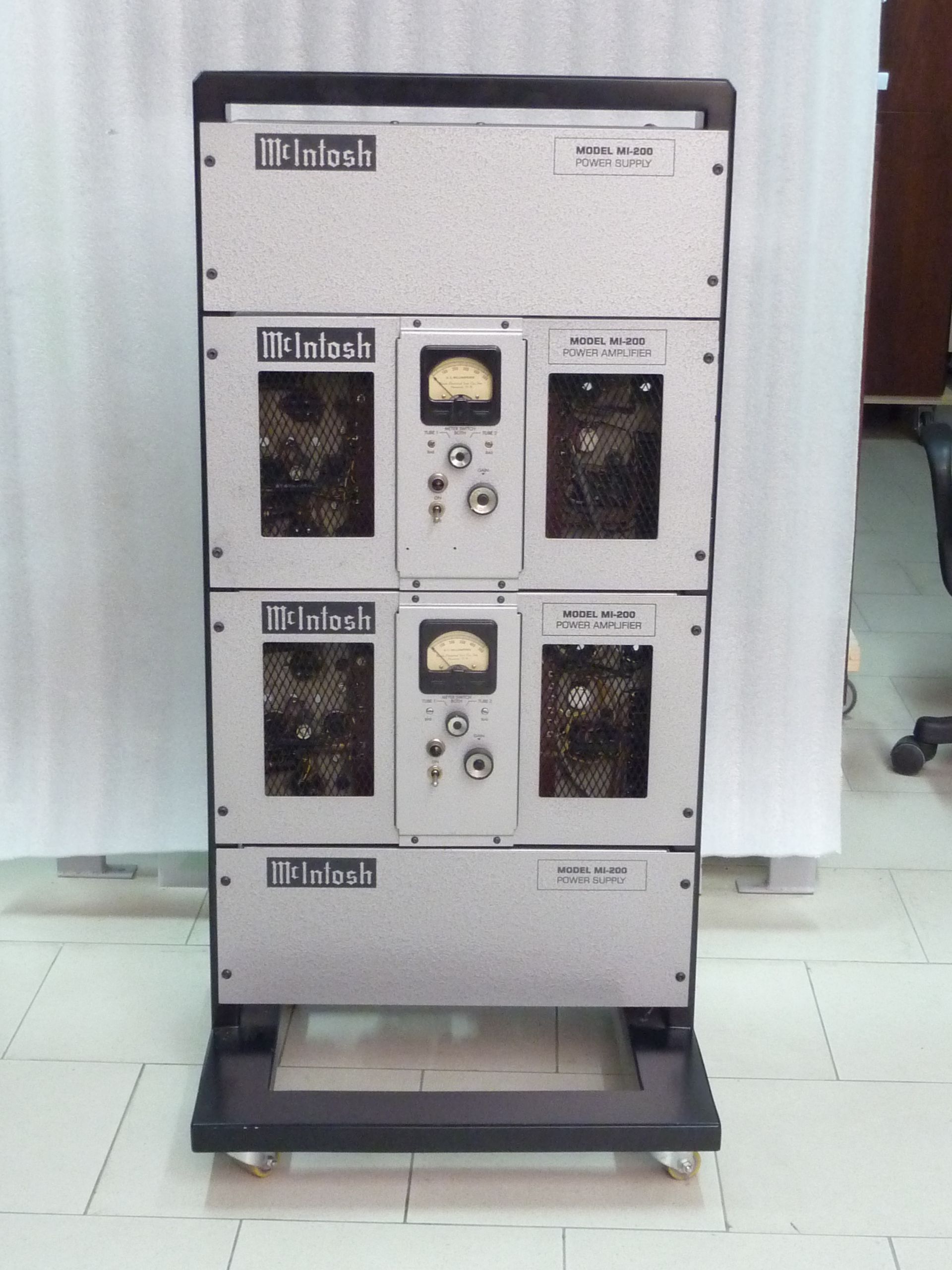 Купить Усилитель McIntosh MI-200E