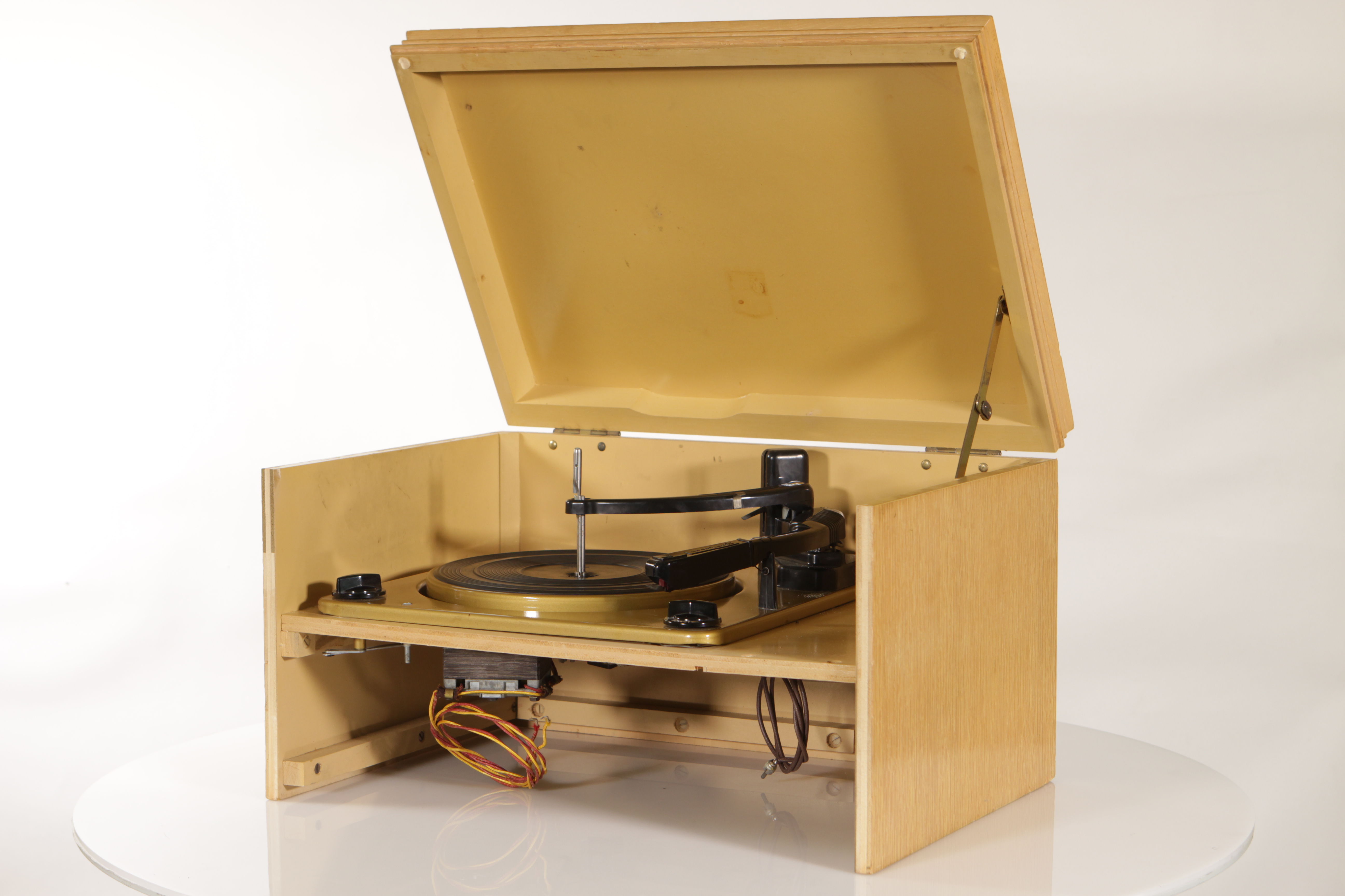Купить Виниловый проигрыватель MAGNAVOX COLLARO