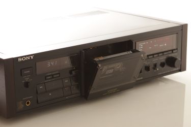 Купить Магнитофон (кассетная дека) SONY TC-K555ESR